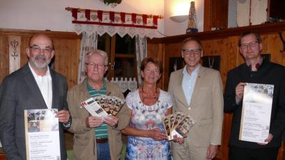 Bild: kgg
Johannes Röttges, Helmut Manske, Brigitte Kliebhan, Bürgermeister Bernd Sommer und Andreas Sagstetter(von links) bei der Präsentation des Jahresprogramm Kammermusikkreiskonzerte 2019.