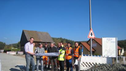 Bild: bk
Beim wöchentlichen Jour fix überzeugte sich amtierender Bürgermeister Herbert Rudolph vom Baufortschritt. Mit dabei waren (von links) Reinhard Standecker, Planungsbüro Renner und Hartmann, Martin Beyer und Hans-Georg Schönig, Verkehrs- beziehungsweise Technischen Bauamt der VG, Bauleiter Wolfgang Höring, Robert Wolfrum und Otto Zahn (zuständig für die Straßenbeleuchtung) sowie Mitarbeiter des Bauhofs.