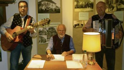 Bild: rn
Dass Musik und Dialekt zusammenpassen, beweisen (von links) Werner Meier, Dieter Radl und Gerd Retzer bei der Eröffnung der Eschenbacher Mundarttage.