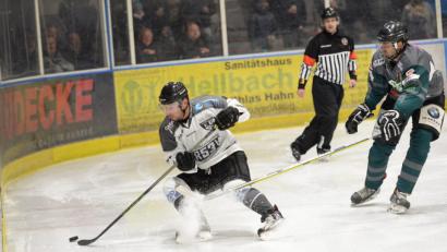 Bild: brü
Erstes Heimspiel für Vaclav Benak (links) für den ERSC Amberg. Die Wild Lions setzten sich mit 5:4 durch und machten nach dem 3:2-Sieg vom Freitag in Pfaffenhofen das Sechs-Punkte-Wochenende perfekt.
