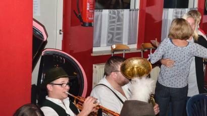 Bild: fjo
Vroni Forster, Johannes Hochwart, Norbert Reindl und Christian Schmucker (von links) musizieren in der Formation "d'Vroni & d'Muhackl" beim Oktoberfest im Bistro "Flamingo".