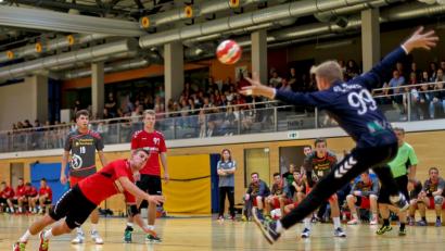 Bild: gud
Chancen erspielten sich die Handballherren des HV Oberviechtach (rote Trikots) in heimischer Halle en masse. Doch entweder es fehlte die letzte Konsequenz, oder Leonard Malik (rechts) im Kasten der HG Hemau/Beratzhausen hatte seine Hände im Spiel.