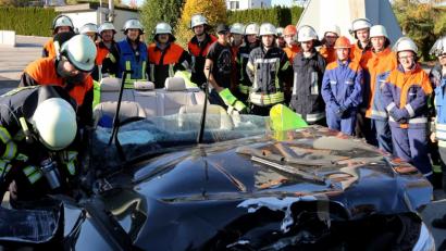 Bild: mef
Kompakte Fahrgastzellen, hochfeste Materialien. Die Bergung eingeklemmter Personen wird immer schwieriger. Stefan Lindner und Julian Kreiner von der Flosser Wehr setzen den Entlastungsschnitt.