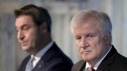 Bild: Peter Kneffel/dpa
Ministerpräsident Markus Söder (links) und der Parteivorsitzende und Bundesinnenminister Horst Seehofer geben am Montag nach der Vorstandssitzung der CSU eine Pressekonferenz.