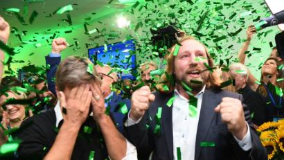 Bild: Sven Hoppe
Der Bundesvorsitzende von Bündnis 90/Die Grünen Robert Habeck und Anton Hofreiter, Vorsitzender der Bundesfraktion, jubeln im Landtag nach den ersten Wahlergebnissen.