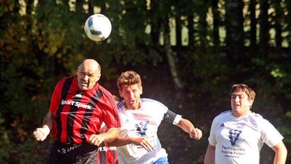 Bild: Kreuzer
Mit 48 Jahren ist der Waldthurner Angreifer Hubert Pühler (links) immer noch so sprunggewaltig wie seine Gegenspieler: Der FSV Waldthurn gewann das Kellerderby gegen den SV Altenstadt/Voh. verdient mit 2:0.