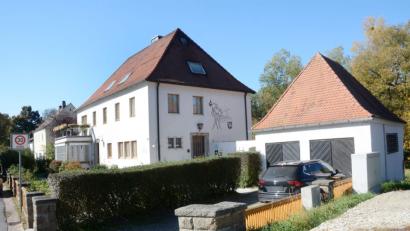 Bild: Gabi Schönberger
Dr. Reinhard Trottmann erweitert seine Praxis in der Naabstraße und überbaut dazu die Garage. Danach steigen seine Tochter und sein Schwiegersohn mit ein.