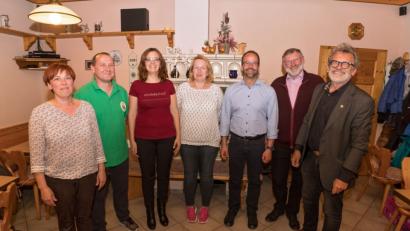 Bild: dtr
Nach der Verjüngungskur steuert der OWV-Griesbach mit (von links) Rosi Rödl, Günter Gradl, Stefanie Gröger, Bianca Gradl und Tobias Schön in eine moderne Zukunft. Die unkomplizierte und einstimmige Wahl wurde von (von rechts) OWV-Chef Armin Meßner und Bürgermeister Josef Schmidkonz durchgeführt.