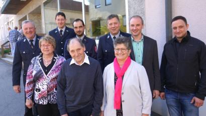Bild: fvo
Der Dickn Seppl (vorne, Mitte) feiert im Gasthaus "Weißes Lamm" in Pleystein seinen 70. Geburtstag.