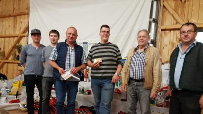 Bild: exb
Zusammen mit (von links) stellvertretendem Kommandanten Stefan Schleicher und Matthias Friedl, dem Vorsitzenden der Feuerwehr, überreichte Spielleiter Reinhold Stopfer (von rechts) die Preise an die drei Besten des Preisschafkopfs: Sieger Wolfgang Walter, den Zweitplatzierten Peter Helldörfer und den Dritten Herrmann Lettner.