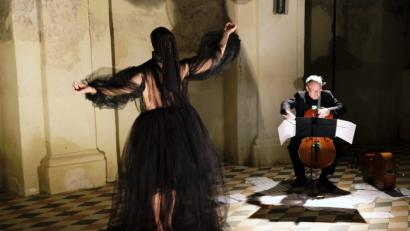 Bild: do
In einem ungewöhnlichen Musik- und Tanzprojekt demonstrierten die tschechischen Künstler Michal Záhora (Choreograf) und Petr Sporcl (Cellist) in der mystisch beleuchteten Speinsharter Wieskapelle eine spannende Tanzperformance in Vollendung.