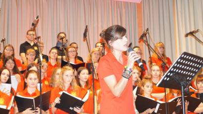 Bild: du
Der Teeniechor Schirmitz meldet sich aus der Sommerpause zurück und lädt am Samstag, 3. November, um 19 Uhr zum Jahreskonzert in die Mehrzweckhalle ein. Im Vorjahr erntet Solistin Tine Steinhauser (vorne) mit dem Märchen-Song "Die Schöne und das Biest" stürmischen Beifall der 600 Besucher.