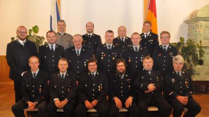 Bild: dob
Die sechs Männer in vorderer Reihe werden mit dem Staatsehrenzeichen in Silber und Gold für 25 und 40 Jahre aktiven Dienst ausgezeichnet. Michael Schwenke erreicht 25 Jahre und damit Silber, Stefan Meyer, Johann Wiesent, Michael Bäumler, Johann Beierl und Albert Burger (von links nach rechts) erhalten das Gold-Abzeichen für 40 Jahre.