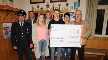 Bild: bey
Die Dorfgemeinschaft Burkhardsrieht spendet der Kinderkrebshilfe Oberpfalz Nord 750 Euro. Herbert Putzer (rechts) bedankt sich im Namen des Vereins.