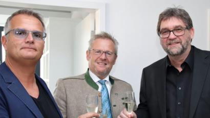 Bild: Thomas Dobler
Bei der Vorstellung der neuen Räume ihres Architekturbüros stießen Siegfried Knipl (links) und Peter Pracht (rechts) mit Oberbürgermeister Andreas Feller auf eine erfolgreiche Zukunft an.