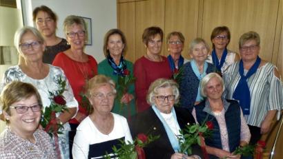 Bild: jml
Dankbare Gesichter beim 55-jährigen Jubiläum des Frauenbundes in Kohlberg. Sitzend, von links: Bezirkschefin Margit Konze, Mathilde Roith, Gretl Schröpf und Hermine Heindl. Dahinter Monika Hirmer, Andrea Gagulic, Christine Presser, Gunda Herrmann und Theresa Roth (von links). Heidi Bauer, Andrea Schwarz und Beate Heumann freuen sich hinten rechts über die gelungene Feier.