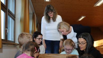 Bild: gf
Es ist gar nicht so einfach, die Milch aus dem Gummi-Euter zu bekommen. Gut, dass Lehrerin Anke Fischer (rechts) den Zweitklässlern aus der Albert-Schweitzer-Schule hilft.