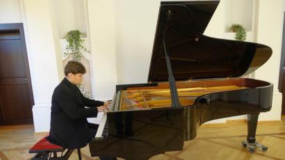 Bild: Röttges/exb
Philip Huber beendete am Sonntag im Harmoniesaal die Konzertreihe des Waldsassener Kammermusikkreises.