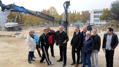 Bild: Stephan Huber
Im Hintergrund werden schon die Fundamente gesetzt, vorne haben sie ihren Spaß. In der Bildmitte MdL Harald Schwartz (CSU) mit OB Michael Cerny (rechts daneben). Peter Leifridt (mit Trainingsanzug) setzt schon mal den Ringergriff an.