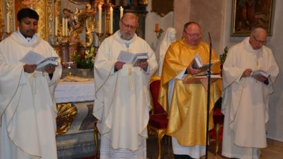 Bild: jr
Die Zelebranten am Altar, (von links) Pater John, Pfarrseelsorger Pater Benedikt Leitmayr, Prälat Peter Hubbauer und Pater Friedhelm Czinczoll.