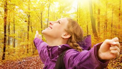 Bild:  Jürgen Fälchle – stock.adobe.com
Schon eine halbe Stunde pro Tag im Freien reicht, um den Körper mit dem dringend notwendigen Glückshormon Serotonin zu versorgen.