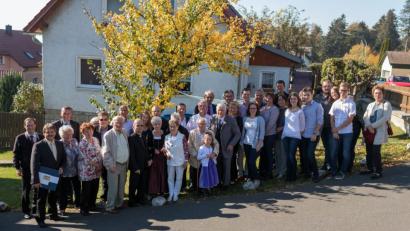 Bild: dtr
Auch Vertreter von Kirche und Gemeinde beglückwünschen und beschenken die Jubilare Therese und Otto Blei (Mitte mit Urenkelin Annalena) zur Eisernen Hochzeit. Unter den Gratulanten sind: Zweiter Mähringer Bürgermeister Walter Frank, dritter Mähringer Bürgermeister Franz Schöner (Zweiter und Dritter von links), Marktgemeinderat Oswald Seidl (Sechster von links), von der Pfarrgemeinde Pfarrer Armin Maierhofer. Auch Pfarrer Alexander Blei war geladen, er erneuerte das Eheversprechen der Jubilare zur Diamantenen Hochzeit vor fünf Jahren.