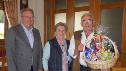 Bild: mmj
Zur Goldenen Hochzeit von Georg und Marianne Schmid gratulierte Zweiter Bürgermeister Josef Irlbacher namens der Stadt dem Jubelpaar.