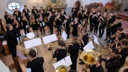 Bild: le
Das Jugendauswahlensemble des Verbandes evangelischer Posaunenchöre in Bayern lässt beim Konzert in der evangelischen Kirche ganz neue Klangfarben seiner Instrumente hören. Dirigenten sind Professor Thomas Clamor (Foto) und Kerstin Dikhoff.