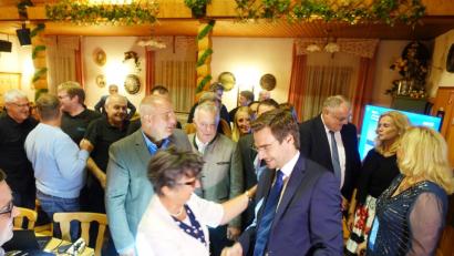 Bild: Wieder
Direktkandidat Stephan Oetzinger hat sich wacker geschlagen. Das honorieren seine Parteifreunde beoi der Wahlparty im Weidener "Postkeller".