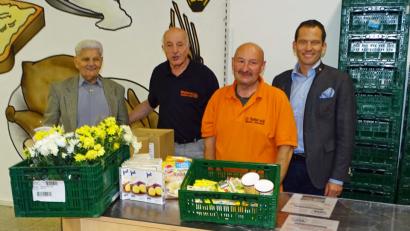 Bild: Dobmeier
Abgeordneter Albert Rupprecht (rechts) besichtigt die neuen Räume der Tafel und dankt Vorsitzendem Josef Gebhardt (Zweiter von links) und den Helfern Martin Höhne und Josef Nagy (links).