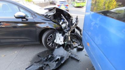 Bild: Polizei
Nach dem Zusammenstoß mit dem Kleinbus war das schwerbeschädigte Auto nicht mehr fahrbereit.