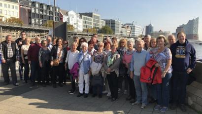Bild: wro
Der Reisegruppe aus Fuchsmühl gefiel es in Hamburg gut. Organisiert hatte die Ausflugstour Nicki Fürst (8. von links). Im Hintergrund (rechts) erkennt man die „Elbphilharmonie“
