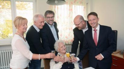 Bild: gsb
Barbara und Herbert Kölbl (von links) stoßen mit Seniorenheimleiter Martin Kneidl, Pfarrer Johannes Lukas und Bürgermeister Jens Meyer auf Jubilarin Maria Kölbl an.