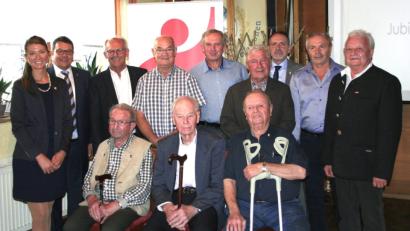 Bild: Hirsch
Der Ortsverband der IG BCE ehrte langjährige Mitglieder. Das Bild zeigt stehend von links: Gewerkschaftssekretärin Iris Schopper, die Bürgermeister Thomas Falter und Harald Bemmerl, Ludwig Plößl, Ludwig Mauerer, Peter Schmalzl, Bezirksleiter Hartmuth Baumann, Georg Köppl und den Vorsitzenden Franz Hauser. Sitzend von links: Alfons Feuerer, Engelbert Hofmann und Xaver Fischer.
