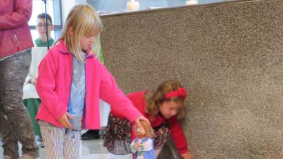 Bild: adj
Mit Puppen und einem blauen Tuch stellen die Kindersymbolisch die Suche Jesu nach Aposteln dar.