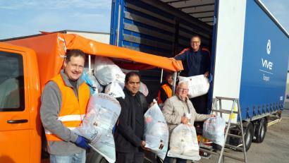 Bild: agr
Zum Helferteam der Altkleidersammlung gehörten auch (von links) Josef Ettl, Pfarrvikar Benny Joseph Kochumundammalayil, Rudolf Schmid und Organisator Albert Kirschner.
