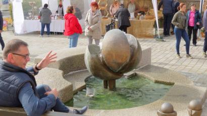 Bild: fjo
An zentraler Stelle genießt der Rathausbrunnen ausreichend Beachtung. Gerne nehmen bis heute viele Waidhauser das gemütliche Plätzchen als Treff und Ruheoase an.