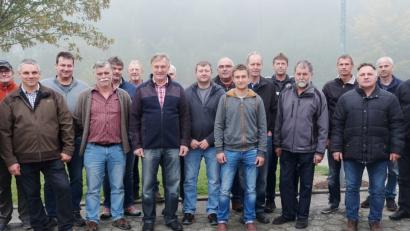 Bild: ohr
Das Fachpersonal der DWA (Deutsche Vereinigung für Wasserwirtschaft, Abwasser und Abfall) der Nachbarschaft Schwandorf Nord traf sich auf dem Areal der Kläranlage/Gemeinde Fensterbach. Mit im Bild Bürgermeister Christian Ziegler und der örtliche Klärwärter Peter Neidl (vorne von links) und Nachbarschaftslehrerin Erika Gröber.