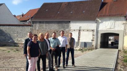 Bild: u
Die CSU-Stadtratsfraktion machte sich ein Bild von der Situation an der südöstlichen Altstadtecke. Hinsichtlich des anzulegenden Grünzugs ist die CSU mit der von Landschaftsarchitekt Siegfried Lösch vorgelegten Planung einverstanden (von links): Bärbel Birner, Josef Luber, Kerstin Ackermann, Fraktionsvorsitzender Hans-Jürgen Schönberger, Dritter Bürgermeister Peter Leitsoni, Bürgermeister Hermann Falk und Christian Gnan.
