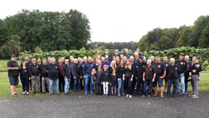 Bild: ksi
Die Motorradfreunde Schwarzenfeld / Fronberg stellen sich mit den Motorradfreunden der Partnergemeinde zum Erinnerungsfoto.