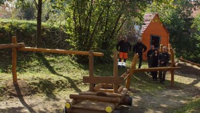 Bild: mmj
Im Hintergrund die Mühle von der Wasser in den aufgebauten Rinnen abläuft. Vergangene Woche wurde die Gerätschaften aufgebaut und von Bürgermeisterin Birgit Höcherl und Bauhofleiter Josef Haberl in Augenschein genommen.