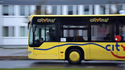 Bild: Wolfgang Steinbacher
Da braust er flott daher, der Citybus, der nun sonn- und feiertags auf einigen Linien noch öfter kommt.