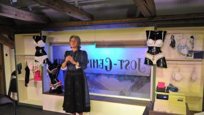 Bild: exb
Martha (Claudia Lohmann) erfüllt sich ihren Jugendtraum und wandelt ihren Tante-Emma-Laden in eine Dessous-Boutique um.