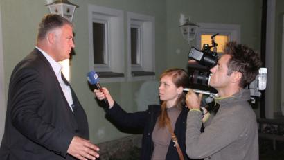 Bild: kro
Auch der BR darf nicht zur AfD-Wahlparty. Daher gibt Kreisvorsitzender Roland Magerl vor dem Lokal sein Interview.
