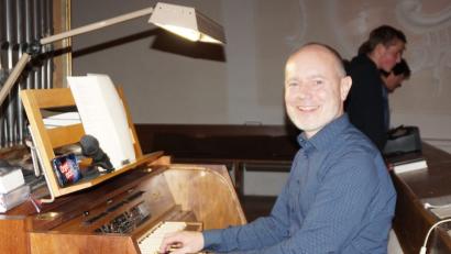 Bild: weu
Organist Patrick Gläser begeisterte mit seinen Interpretationen zeitgenössischer Pop- und Rockmusik die Gäste in der Pfarrkirche Sankt Nikolaus.