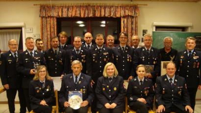Bild: Josef Schmausser (asj)
Zahlreiche Mitglieder der Feuerwehr Ursensollen werden geehrt, hier mit Kreisbrandinspektor Hubert Blödt (links), Kommandant Thorsten Michel (Zweiter von links), Bürgermeister Franz Mädler (Vierter von rechts), Kreisbrandmeister Alexander Graf (rechts), Vorsitzendem Markus Dehling (sitzend, ganz rechts) und Ehrenvorsitzender Wolfgang Wenkmann (sitzend, Zweiter von links).