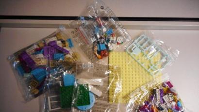 Bild: Bundeszollverwaltung
Die Zöllner in Marktredwitz fanden unter anderem gefälschte Legosteine.