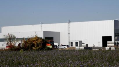 Bild: Hirsch
Der Automobil-Zulieferer „Benteler“ eröffnete am Samstag die neue Produktionshalle im Schwandorfer Süden und produziert dort jährlich
70 000 Batteriewannen für einen namhaften deutschen Automobilhersteller.