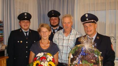 Bild: exb
Die Feuerwehr gratuliert Werner Weigl zum 75. Geburtstag. von Links. Josef Gleißner, Ehefrau Renate Weigl, Thomas Grillmeier, Jubilar Werner Weigl und 2.Vorstand Stefan Gleißner.