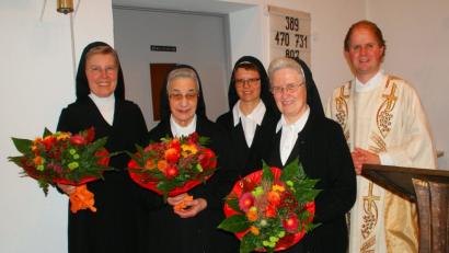Bild: agr
Oberin Schwester Gabriele Liegl, Schwester Ritberta Schmid, Schwester Christine Gindhard, Schwester Egwina Frank und Pfarrer Stefan Wagner.
